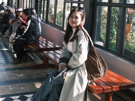 越南🇻🇳sapa 一日游
河内出发夜巴 双人巴士 750k 一层(单人420k在二层)
订票app:vexere (可以选择时间和巴士公司)
两个人睡不挤 甚至还觉得小温馨 我们是早上五点到sapa
没有提前订酒店 是到了之后在booking 找了一家 告诉司机送我们到酒店 直接跟前台沟通办理提前入住
平常房价700k/晚 我们5点入住 800k (多加了100k 折合人民币大概30¥)
我们比较随缘 没做任何攻略 走到哪就逛哪
sapa小镇确实很舒服 和惬意
运气不好的就是 云雾太多了!!!!!
下午准备坐缆车和小火车买票的时候 工作人员建议我们不要坐缆车🚡 因为云雾太重 可能啥都看不见 (感觉还是挺好的 就放弃了缆车) 最后180k/人 坐了小火车体验一下~
法式建筑风格 很出片
吃了sapa特色三文鱼🍣 ( 为什么山上的特色是三文鱼? 有没有小伙伴可解释一下)
#氛围感 #inmyfeeling #越南旅游 #越南🇻🇳sapa