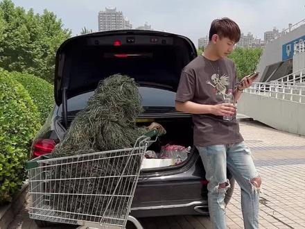 吉利服整蛊男友,看看男友的反应#搞笑 #情侣日常