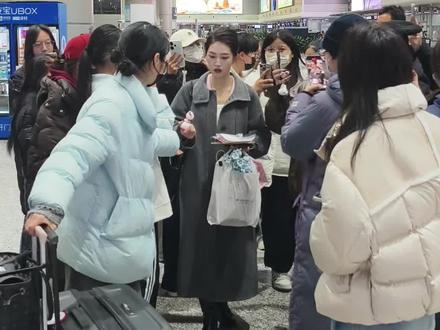 太原武宿机场偶遇郭宇欣女神,实在太瘦了