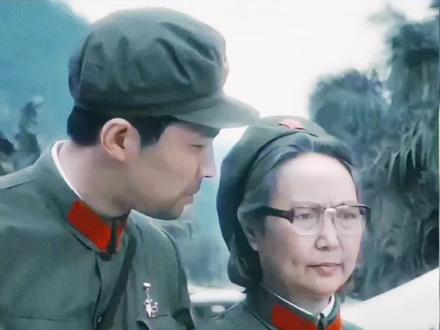 蒙生收到一封信,打开信封里掉出一枚带血的军功章 盼盼: 赵叔(划掉)赵首长,当您看到这封信的时候我已经去找我父亲了,我们一家人终于不被人欺负终于团聚了。乡里恶霸要占我家的地说有越南老板来种甘蔗,我奶奶找他们理论不成还被踹倒在地,没抢救过来已经去世了,他们还来家里羞辱我母亲,母亲不堪受辱,已经悬梁自尽,我告到了县里,可没想到他们沆瀣一气,把我殴打了一顿,还打断了我一条腿,怀里的军功章也被血染红,他们还嘲笑我说这军功章就是破铜烂铁,连个馍馍都划不来,赵叔我好冷,我拉紧了衣服,我看到父亲母亲奶奶在向我招手,父亲还问我,你赵叔还好吗,我不知道怎么回答,赵叔,这枚功章我留着也没用了,您看能不能用它把我爸爸的尸骨运回来,把我们一家葬在一起,盼盼不想到了那边身边还是没有爸爸还被人欺负。背面还写了几行大字赵叔,妈妈到临终都没说爸爸是怎么牺牲的,赵叔您能告诉我吗?
等到赵蒙生赶到的时候,盼盼正好从楼上一跃而下,径直砸到蒙生身前,血溅了她一身,这时一张照片正好飘到跟前,照片上赫然是他跟连长的合照,照片的背后写着两行字,一行是有事就去找你赵叔,那是爸爸的好兄弟亲哥们,另一行则是:爸爸,你骗人……#高山下的花环 #赵蒙生 #梁三喜 #影视剪辑