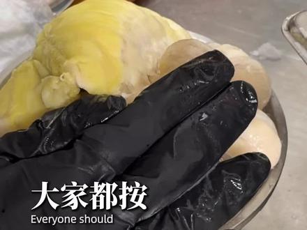 #榴莲山竹刨冰 #沉浸式剥榴莲 #每日现做拒绝隔夜
之前有顾客反馈,说有区别对待,有的榴莲多,有的山竹多,其实榴莲我们从一开始就规定的150克左右,由于榴莲的形状不一样、还有不同的伙伴摆盘也会给人造成一个错觉,不过山竹确实存在有多有少;昨晚我把每个顾客的返图、包括自己拍的视频看了,确实会给人造成不愉快的体验!经过我们讨论之后,我们改变了榴莲的摆盘,确保每一碗出品尽量都是一样的份量!
其实山竹也不便宜的,4A山竹28一斤,干包榴莲35……这一款产品纯纯是为了回馈广大顾客而推出的,真的不挣一分钱,山竹放多的时候还亏本。最后给大家道个歉,没有考虑周到💕至于什么时候下架,看榴莲和山竹……超过目前进价就会先下架,品质不好的我也不做🫣