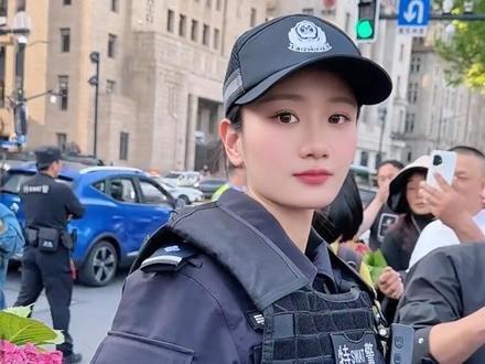 为什么所有人都喜欢钱雪颖?这样又美又飒人美心善的美女特警小姐姐谁能不爱呢,#上海美女特警 #钱雪颖 #上海最美女特警 #现在实拍