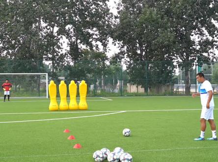 下坠球的踢法,一定要先学理论再实际操作,大家记住了吗#全民足球挑战 #前国脚徐亮