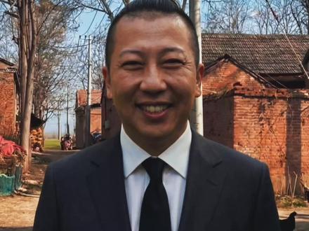 《流浪玫瑰》 那一年,佟北雨的爱人感染了丧尸病毒,他背着妻子跋山涉水,寻找着最后的希望。
#流浪末日 #枳冉Stella #ai创作浪潮计划 #ai新春游园会