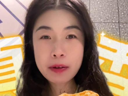 大连新晋打卡地标来啦!B&C大连首店开 大连新晋打卡地标来啦!B&C大连首店开业!面包脑袋必冲清单来啦~
B&C面包脑袋必冲清单分享在这里!有没有你心中的TOP1?
🥨榛子脆皮巧克力碱水结,外皮酥脆、碱水咸香,巧克力味浓郁,是B&C最伟大单品。
🫐蓝莓酸奶蛋糕奶油泡芙,顶部有酸奶奶油、蓝莓果酱和新鲜蓝莓,咸奶油爆浆清爽,泡芙蛋香十足,酸甜可口,一盒大概9个适合分食。
🥧法式双重巧克力可颂塔,船型挞上有巧克力、可可粉和巧克力碎碎。一口下去酥到掉渣,巧克力苦香不齁甜,挞芯软滑如布丁,巧克力控狂喜。
🍞抹茶乳酪大米面包,抹茶乳酪馅足,微苦甜度适中,面包体QQ有回弹且米香浓郁,乳酪湿润融合好,加热后口感更软糯。#BUTTERFULCREAMOROUS黄油与面包 #BUTTERFULCREAMOROUS #大连探店 #大连甜品 #面包脑袋