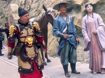 #金甲武士在华山干起了管理 金甲武士来华山北峰索道拔剑后续,你猜对了吗?#华山北峰索道 #华山论剑北峰集结 #华山北峰玄铁剑