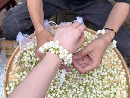 最近超火的茉莉花手环,没有茉莉花不要紧,#折纸 版茉莉花手环来了,叫上有手的#闺蜜 给你安排#手工diy
