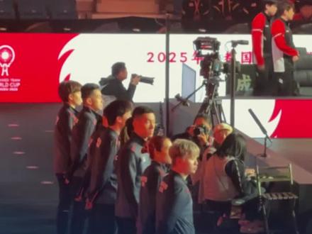 12月1日,成都混团世界杯进入第二个比赛日。当晚进行的中国香港队与智利队比赛中,中国香港队刚一入场,全场便爆发出热烈的掌声。#中国香港 #中国香港队 #紫荆花 #成都