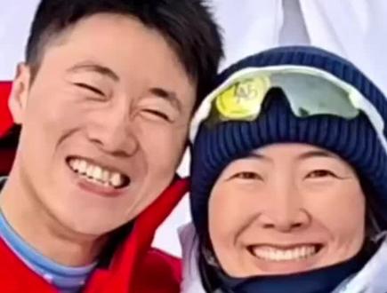 徐梦桃&王心迪:冰雪为盟,情定沈阳 自由式滑雪空中技巧奥运冠军徐梦桃,与同为滑雪运动员的爱人王心迪,因冰雪结缘,因沈阳相守,成就了一段体坛佳话。王心迪1995年出生于河北秦皇岛,自幼怀揣滑雪梦想,年少时便远赴沈阳体育学院求学训练,在冰天雪地中打磨技艺,也在这座城市埋下了爱情的种子。
徐梦桃作为土生土长的辽宁姑娘,始终带着东北人的爽朗与坚韧,在赛场上为国争光,拿下奥运金牌,书写中国滑雪的辉煌篇章。两人同为国家队队友,朝夕相伴、彼此鼓励,从并肩作战的战友,慢慢走到心意相通的伴侣,赛场是他们的舞台,冰雪是他们的媒人。
世界就是全世界的世界。他们是奥运史上唯一一对同届同项目男女个人赛双双夺金的夫妻,全世界没有第二对、第二组,创下了前无古人的奥运纪录。他们在沈阳领证、举办婚礼,让这座见证过无数拼搏与汗水的城市,也见证了他们最幸福的时刻。赛场上,他们追逐梦想、为国出征;生活中,他们相互扶持、温柔相伴。从训练场的朝夕相处,到人生路上的携手同行,简单纯粹又坚定温暖。这份始于热爱、忠于初心、久于陪伴的感情,既有运动员的执着拼搏,也有寻常爱人的烟火浪漫,在冰雪与烟火之间,书写着属于他们的圆满人生。