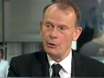 高举“废除君主制”被捕,#英国 记者评:这太离谱了