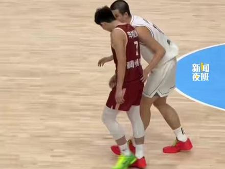 十五运会U18男篮比赛,上演“目不转睛”盯人防守。上海队张懿赵杰:只要球队能赢球,我都可以“牺牲”!#全运会 #篮球 #万万没想到