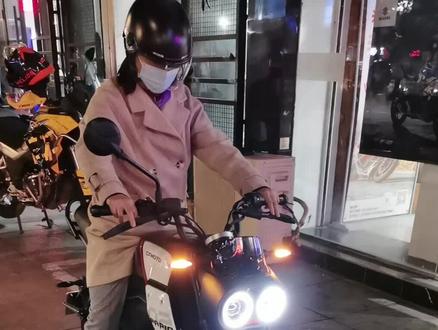 小姐姐晚上来骑心爱的小摩托#春风动力 #XO狒狒 冒险家🤗🤗