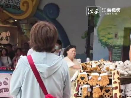 一女子大闹广州长隆野生动物园,摔砸景区物品