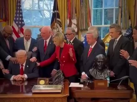 特朗普第三次公开请牧师祈祷,透露出哪些信号#零基础看懂全球 #全球创作者计划 #春节世界观察 #青年创作者成长计划 #时代的荣耀