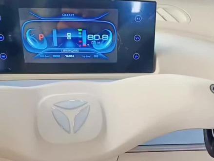 看仪表上面的数字电压充电!