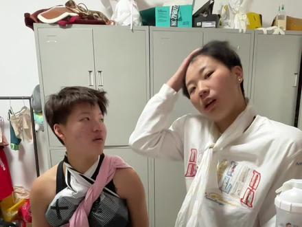 kiss or 闻袜子#薯片炸弹 #外国人真会玩 #歪果仁 #黑人老嫂子 @🦪🐟🧵