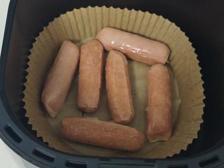 先选好食材,把冷冻烤肠提前拿出来缓 一缓,再准备好美的空气炸锅,擦干净 内腔,铺上油纸(这样后续好清理), 把烤肠码进去,每个之间留些空隙,让 热空气能循环起来。设置温度和时间很 关键~像烤肠一般180℃先烤个8-10 分钟,过程中能听到空气炸锅“嗡嗡”的 工作声,还能透过透明视窗看烤肠慢慢 变色、表皮变得金黄酥脆,中途可以打 开抽拉式炸篮翻个面,让受热更均匀, 这个互动过程还挺有意思,能真切感受 到美食在“蜕变”。整个过程里,注意力 都被美食吸引啦~闻着渐渐飘出来的香 味,从淡淡的肉香到浓郁的焦香,特别 治愈;看着食材从raw到熟,那种期待 感拉满;等时间到“叮”的一声,打开炸 篮瞬间热气混着香味扑出来,把烤肠装 盘,咬一口外脆里嫩,自己动手做出来 的成就感和美味感交织!超级满足!#美的美粉