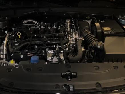 手把手教你打开引擎盖+内部结构全解析 #汽车保养与维修。
✨**【长安4代逸动车主必看!手把手教你打开引擎盖+内部结构全解析】🚗**✨
📌**操作步骤**:
1️⃣ 找到车头的牵引拉手(位置示意),轻轻一拉,引擎盖“咔嗒”弹开!
2️⃣ 伸手进去找到压杆扣,向上抬起并卡在固定位,稳稳支撑住引擎盖⚠️(注意:确认支撑牢固再操作,避免意外闭合!)
3️⃣ 干货来了👇:
- **玻璃水加注口**:蓝色盖子,缺水时直接灌满✨
- **发动机位置**:隆起的金属块,心脏部位!
- **电瓶正负极**:红色+号是正极,别搞错⚡
- **散热系统**:两个大风扇+散热片,保持发动机冷静💨
- **空调滤网**:藏在副驾驶手套箱后,定期更换空气更清新🌬
💡**小贴士**:
- 检查部件前熄火并冷却,避免烫伤!
- 新手建议备齐工具包,操作更顺手🛠️
#长安逸动 #汽车知识 #DIY养车 #车主必备