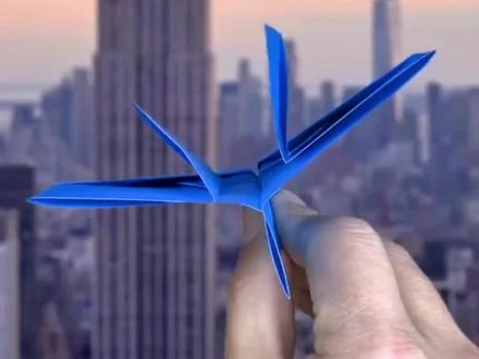 #纸飞机 #歼20 🔥今天和大家分享歼-20的纸飞机折法!歼-20是无数空军飞行员心目中的梦想战机。因为这款歼-20战机完全是由我国自主研发的,没有参考外国的设计。歼-20的诞生也使得我国的空军能力跃上了新的台阶,直接打破米国垄断,成为全面超越米国F-35五代机的存在,即便是和F-22相比也不逊色🌹🌹🌹