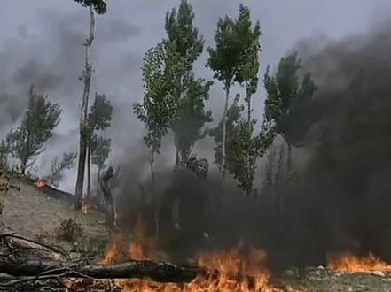 介子推(?﹣前636年),又名介之推、介推,后人尊为介子,春秋时期晋国大臣。
周惠王二十二年(公元前655年)晋骊姬之乱后,公子重耳出逃至翟国,介子推同狐偃、赵衰、魏雙、司空季子等人追随一同逃亡。周襄王十六年(公元前636年)晋文公归国后,便对随从他逃亡的人论功行赏。别人都得到官爵,唯介子推没有得到高官厚禄,也没有向晋文公索要。随后介子推同母亲说明情况后,就携母隐匿在山林之中。晋文公寻找介子推而未得,将绵上山(今山西介休县境内)封为介子推之田,最终介子推隐居到死。
宋天禧元年(1017年),宋真宗诏封介子推为洁惠侯。战国时期秦国国相吕不韦在《吕氏春秋》盛赞介子推的忠诚:"以贵富有人易,以贫贱有人难。今晋文公出亡,周流天下,穷矣,贱矣,而介子推不去,有以有之也。"介子推的传说随着历史发展而不断演化,从最初的隐士到割股食主、抱树焚死,使得介子推的人物形象不断丰富,也让他的神话传说色彩越来越重。