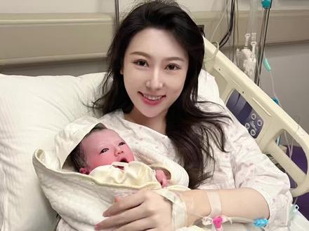 我的宝贝小公主Kyra终于降临啦
从此有了软肋,却也有了铠甲❤️
谢谢你选择做我们的女儿
#迎接新生命 #最萌新生儿 #健健康康成长 #传好孕 #初为人母 #最贵手环 #新生儿 #好孕