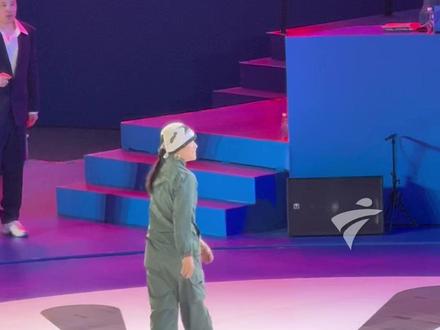 11月18日,十五运会霹雳舞女子项目比赛在广州体育学院展开较量。巴黎奥运会季军、亚运史上霹雳舞女子首金得主刘清漪夺冠。全红婵也现身赛场为刘清漪加油,刘清漪在采访中表示,和全红婵经常聊天,互相鼓励。