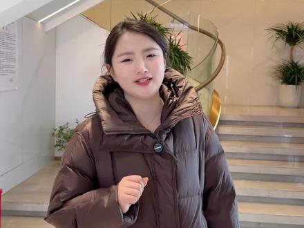 格林会不会闻着妈妈留下的红腰带睡觉呢 就像小时候妈妈抱着他那样,格林呀 我们都想抱抱你🤎#主持人佳薇 #重返狼群 #格林 #重返狼群背后的故事 #李微漪和格林的故事