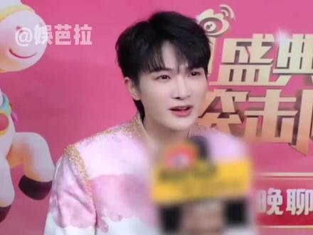 #周深 发现春晚舞台有个小朋友跟自己差不多高,发出了我新年的第一声爆笑!#搞笑