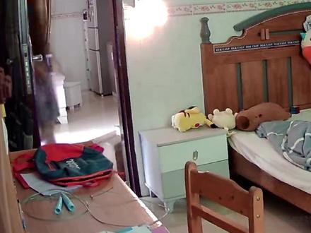 爸爸早晨高歌一曲:《煎熬》,叫醒熟睡的两个儿子。网友:关不掉的闹钟出现了,这是真·煎熬每一分每一秒~(来源:@二鸽日常 )#趣闻 #起床气 #唱歌 #父子