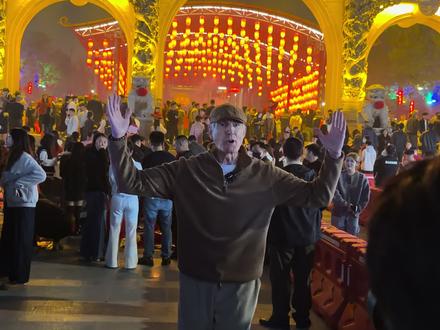 麦克阿瑟来玄武山拜佛祖祝大家新年快乐。