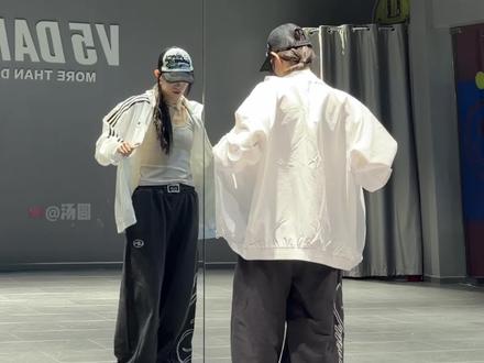 滴滴滴!!趁新年快把这个脚步学会😎#张函瑞进行曲#舞蹈分解#螃蟹步#骆驼校园风衣 #骆驼外套