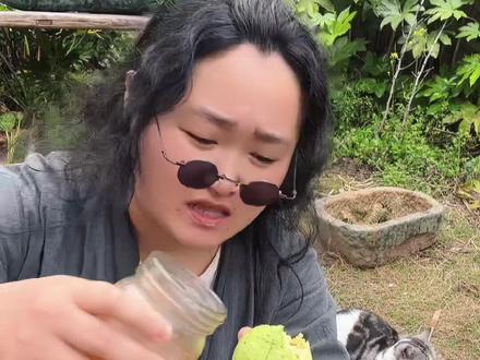 我现在每天早上起来就先吃一个牛油果,据说是优质脂肪不容易长肉,感觉还挺顶饿的。