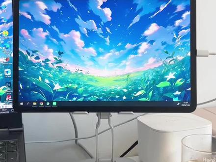 把平板当成电脑副屏,还能兼容手写笔!#平板妙用 #闲置妙用 #平板电脑 #副屏#电脑画画
hello ,大家好,今天分享一下日常使用篇,我是如何将自己的平板变成副屏使用的。看看这个效果啊,很丝滑,基本上没有延迟,windows是直接将pad识别为数字屏幕,跟使用HDMI连接的效果没有区别。解决方案是:1.在平板上和电脑上都下载ExtensoDesk这款软件,如果你有数据线的话,可以直接把数据线tpyec口连上平板,usb接口连接到电脑,平板弹出来模式,选择文件模式,就可以了,是不是很简单,关键是,这个软件免费!第二,如果不想使用数据线的话,也可以通过WiFi,将电脑和平板都接到同一个WiFi下面,然后点这一栏,一样操作就可以啦,推荐是都连接到5G的wifi 频段,效果更好。第三,对于有需要在电脑上画画的同学,这个方案都几乎不用再花钱购买手绘板了,软件支持平板的手写笔,直接在电脑上作画,压感也保留了,是不是很棒,配上一个平板支架,既不占用空间,也美观。此外,如果要使用平板,也是直接切换回到桌面即可。快来试试吧~