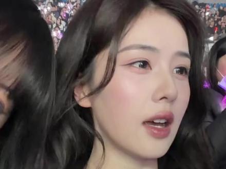 韩国街头偶遇白鹿街头逛街买买买,开心🥳的像个孩子一样,这次韩国之旅不仅是临江仙团建,也是宋雨琦韩国演唱会,他们不仅参加了,还一起逛街一起玩,真的是临江仙最好的售后,希望他们之间的友谊可以一直延续下去#白鹿 #何菡丹 #曾舜晞 #陈鹤一 #梁永棋