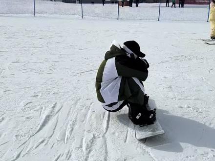 很多人摔伤的原因是因为不知道怎么安全摔倒、准备滑雪的朋友们一定要先看一下这个视频#滑雪#单板教学#当你滑雪还不太熟练时 #单板滑雪教学