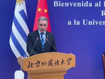 访华第4天!#乌拉圭总统到访北外 #乌拉圭总统一脚进球