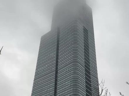 为什么江苏能办得起城市足球比赛? 为什么那些号称体育强省不是第一个办好的呢?说到底体育就是经济实力的体现,而不是情怀所能支撑的,更不是嘴皮子所能决定胜负的。
2025.05.31 二更
没想到这个帖子会引起大家的讨论,感谢大家的支持!作为中国足球十多年的业余追随者,亲身经历两支喜欢的球队夺冠、解散;而国足成绩却一言难尽。作为普通球迷只想给自己小小的爱好找一份客观的寄托,苏超的出现让人看到了一丝关于足球的纯粹的乐趣。本文没有任何引战、抹黑、拉骂、贬低任何地方或任何人,只是对苏超和中国足球的期待,希望大家继续友好发言评论。最后祝愿中国足球早日取得佳绩!谢谢!
2025.06.01 三更
我不是江苏人,坦白而言江苏足球是否兴旺与我没有关系。只是苏超出现时机很好,赛事氛围也好,给了我这个业余球迷一些纯粹的观球乐趣。我也看了十几年中超和国足,见证过国内俱乐部巅峰时刻,也看过后金元时代的一地鸡毛,心生唏嘘万千。希望中国足球真的变好,变纯粹。