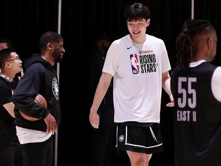 杨瀚森随队出发客场 明天上午,开拓者客场挑战公牛!球队已经把瀚森从发展联盟召回,随队出征。先给大家说伤病情况:阿夫迪亚、夏普确定不打;杨瀚森背部酸痛,出战成疑;罗威右脚不适,同样出战成疑,而且当地媒体透露,罗威大概率进不了12人名单,明天出场希望很小。
而公牛最近状态低迷,遭遇连败,整体士气不高,内线也有伤病,阵容不完整。公牛的核心;还有吉迪、怀特等后卫,是主要得分点。整体来看,公牛现在漏洞不少,开拓者只要正常发挥,完全有把握拿下这场比赛。
对于杨瀚森,我真心希望他背部没有大碍。能打我们期待他登场;如果身体不舒服,千万别勉强,坐在场边观察学习就好,健康永远比一场比赛更重要。
最近很多球迷对开拓者近期的操作、对杨瀚森的使用安排,确实看不懂、不理解。我们改变不了球队决策,很多事情也只能猜测,需要时间去验证。但这个赛季,杨瀚森的进步大家有目共睹,真的非常快、非常大。作为球迷,我们只希望他越来越好,也请大家相信他,他一定能在NBA站稳脚跟!
感谢关注,我会持续更新杨瀚森最新动态,我们一起陪伴他一路成长!#杨瀚森 #开拓者 #公牛