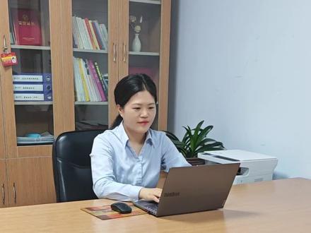 家人们!装修垃圾清运费到底该不该收?今天必须给大家唠明白!👊
很多业主不理解,交了物业费,为什么还要交装修垃圾清运费。物业这样做合理吗?先说答案,不仅合理还合法。
《住宅室内装饰装修管理办法》规定,装修人应与物业单位签订装修管理服务协议,协议内容包括废弃物的清运与处置等。《并明确规定,装修垃圾清运费个人不能随意处置,,且不属于物业费范畴,物业公司可另行征收。
装修产生的废砖、水泥块、木材,又重又占地方,物业要安排有资质的清运公司进行分拣、装车,再运到指定处理点,油费、人工费、车辆损耗都需要成本
那该收多少合适呢?目前没有统一指导价,实行市场调节。收费标准受地区、垃圾量、清运距离、处理方式等因素影响。根据地区经济差异成本各不相同,一般按照建筑面积5-10元/²居多,有的按照户数,如果小区户型不一样,可能存在不公平现象,部分改动户内结构,拆除非承重墙费用另外收取,按拆除墙体体积或面积计费居多。
按面积、按袋、按车都行,但一定会提前公示明细,保证费用透明!
物业的小伙伴们,每一个物业人身上都有普及这些常识的重担在身,转发起来让更多人理解!减少误会和不解,业主朋友们,咱们互相体谅,这笔钱真的是为了小区环境整洁,也是保障装修顺利进行的必要支出!您的小区是怎样收费的呢?在合理区间吗?打在评论区,大家一起帮你把把关,关注我!一起聊聊物业的那些事#物业#物业服务#物业收费#装修垃圾清运费#装修服务费