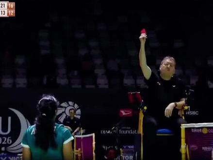 世界冠军竟吃红牌?羽联新规引风波,陈雨菲2-0淘汰辛杜,半决赛对阵奥原希望
2026年印尼羽毛球大师赛正赛第四个比赛日落幕,国羽在当日四场1/4决赛中取得两胜,仅陈雨菲(女单)与蒋振邦/魏雅欣(混双)成功挺进四强。其中最受瞩目的焦点战,当属头号种子陈雨菲迎战印度名将、前奥运银牌得主辛杜。此役不仅是技战术的较量,更因世界羽联2025年新推行的25秒发球计时规则而风波不断——辛杜因多次超时被裁判警告,情绪失控后接连领到黄牌与红牌,成为本届赛事首位被罚分的顶尖选手。尽管场上一度出现争议与插曲,陈雨菲始终保持冷静,凭借其标志性的四方拉吊打法牢牢掌控节奏,有效限制了辛杜的进攻空间。首局她以21-13迅速拿下,次局虽遭遇对手顽强抵抗,仍以21-17锁定胜局,总比分2-0横扫辛杜,强势晋级女单四强。
接下来的半决赛,陈雨菲将迎战日本名将奥原希望,因达农因伤退赛,让前世界第一奥原希望笑纳大礼,再度上演备受关注的中日对决。#羽毛球 #羽毛球犯规发球 #陈雨菲 #辛杜 #羽毛球女孩