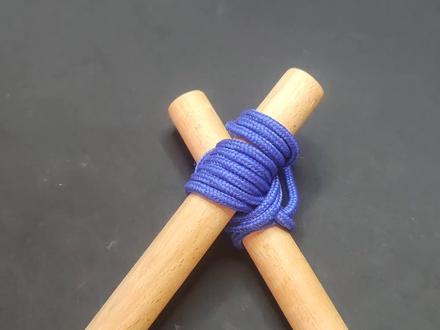 剪刀结,捆绑2根木棒,达成交叉形状而使用的一种绳结 #绳结 #生活小妙招 #绳结技巧