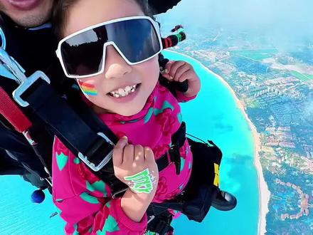 来自吉林长春8岁的小姑娘👧🏻
和爸爸妈妈
专程来三亚找小马哥跳伞🚁
完成了自己的梦想
#三亚#海棠湾跳伞
#去三亚找小马哥跳伞系列
#小马哥带你看大海
#和小马哥本人预约系列