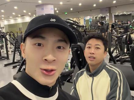 于正瘦出腹肌居然被判定为AI生成?瘦肚子到底该做什么动作一条视频告诉你#于正腹肌 #于正瘦了 #干货分享 #减脂 #减肥