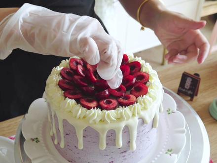 🍃可可车厘子蓝莓芝士蛋糕一口沦陷
✨可可戚风打底,松软醇香~
🍒 夹心爆汁车厘子,酸甜解腻!
💜 蓝莓奶油抹面,丝滑带着果香~
淋上灵魂芝士淋面,咸香浓郁!
一口下去,四重口感在嘴里跳舞!💃
这梦幻组合谁能顶得住?
可可戚风蛋糕胚6寸
鸡蛋三个、玉米油40克|牛奶45克|低筋面粉60克可可粉10克|细砂糖35克|柠檬汁适量
芝士淋面:
奶油奶酪20克|牛奶35克|细砂糖10克|吉利丁片2.5克|淡奶油65克|
操作步骤:奶油奶酪室温软化➕细砂糖混合均匀备用,吉利丁片提前用冰水泡软,放入热牛奶中混合融化,倒入芝士糊中混合搅拌均匀放凉,淡奶油打发至酸奶的浓稠状态,混合芝士糊搅拌即可。
蓝莓奶油:
淡奶油200克、蓝莓果酱50克、细砂糖15克
夹心奶油200克、细砂糖15克打发#蛋糕🍰 #生日蛋糕 #车厘子 #青年创作者计划