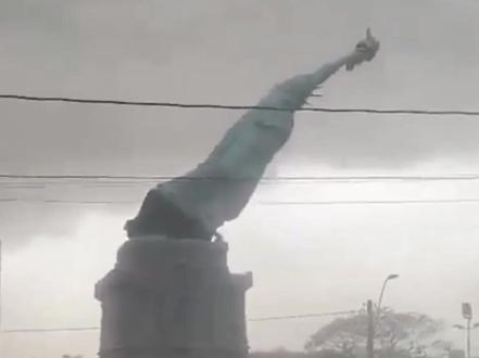 “自由女神像”倒了!不是美国的那一个 #巴西自由女神像复制品被风吹倒 头部手部摔碎