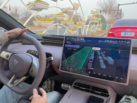 早高峰真的被深蓝L06智驾圈粉了!
上班路上堵成狗,还得临时掉头,本来以为要手忙脚乱,结果深蓝L06直接给我整了个“自动掉头”。打开智驾,它自己看车、看线、看红绿灯,转向、避让都特别顺,比我自己开还稳。一点不画龙,也不突然急刹,那种在车流里“钻缝”的感觉,老司机看了都得服。15万级车里能有这智驾水平,真的挺香的。#智驾 #深蓝 #深蓝L06