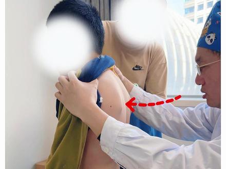 每天写作业、玩手机,孩子背越来越驼? 没关系!三甲医生分享3个改善含胸驼背的动作!#肩膀内扣 #脖子前倾 #含胸驼背 #不良体态 #复工健康指南