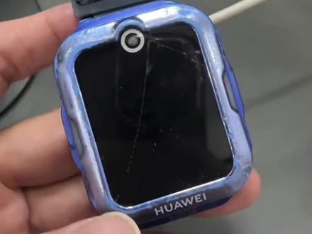 浙江省杭州市网友寄修的华为儿童手表4pro,拆开快递看到屏幕本身已破裂。摄像头镜片里面有很明显的水雾。拆开手表,很明显能看到里面到处是水珠,再观察主板各企重要部位,感觉心都凉了一半了。显示座子严重腐蚀,显示屏排线接口有几处断线。经过一翻操作下来,还好功夫不负有心人,顺利修复了。#儿童手表进水维修 #华为儿童手表