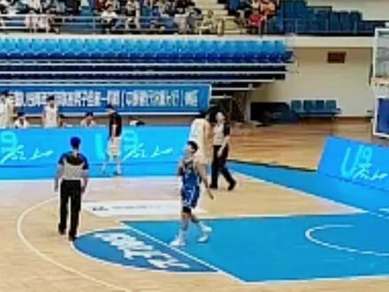 广东小将怒推裁判,这个脾气比他一对老大哥赵睿还杠啊。#广东宏远 #篮球 #中国男篮