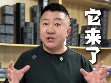 iPhone 17e于3月2日发布,国行256GB 4499元、512GB 6499元。3月4日预售、11日开售。配A19、C1X基带、6.1英寸60Hz刘海屏、4800万单摄、MagSafe,256GB起步。#呼市手机店#iphone17e#手机批发#苹果17e